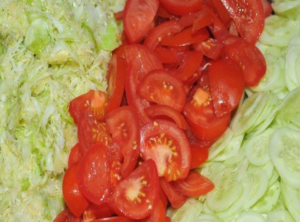 Sveža salata od kupusa, paradajza, krastavaca